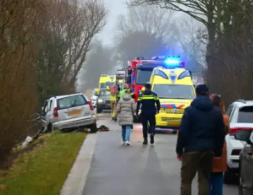 Auto klapt op hekwerk, bestuurder gewond