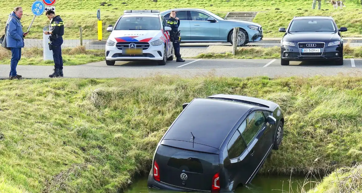 Voertuig belandt in water na vergeten handrem