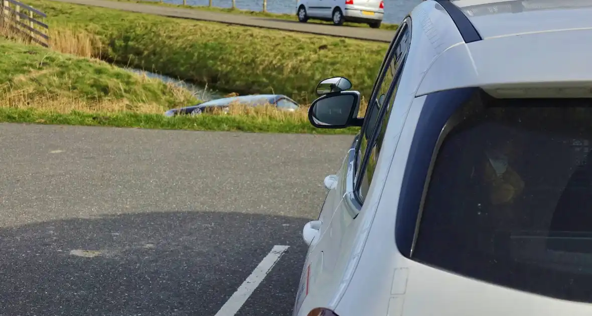 Voertuig belandt in water na vergeten handrem - Foto 4
