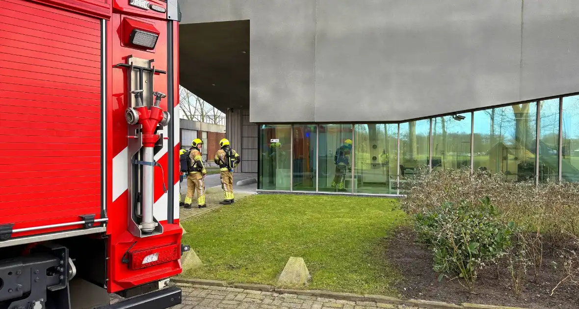 Smeulende relais zorgt voor rookontwikkeling in bedrijfspand - Foto 4