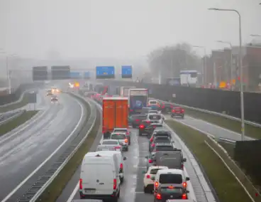 Vrachtwagen met klapband veroorzaakt flinke file