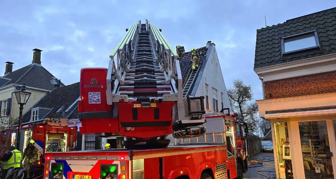 Brandweer ingezet voor brand woning met rietendak - Foto 1