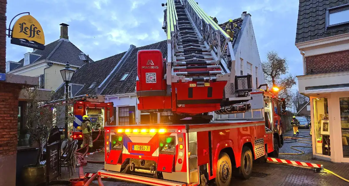 Brandweer ingezet voor brand woning met rietendak - Foto 2