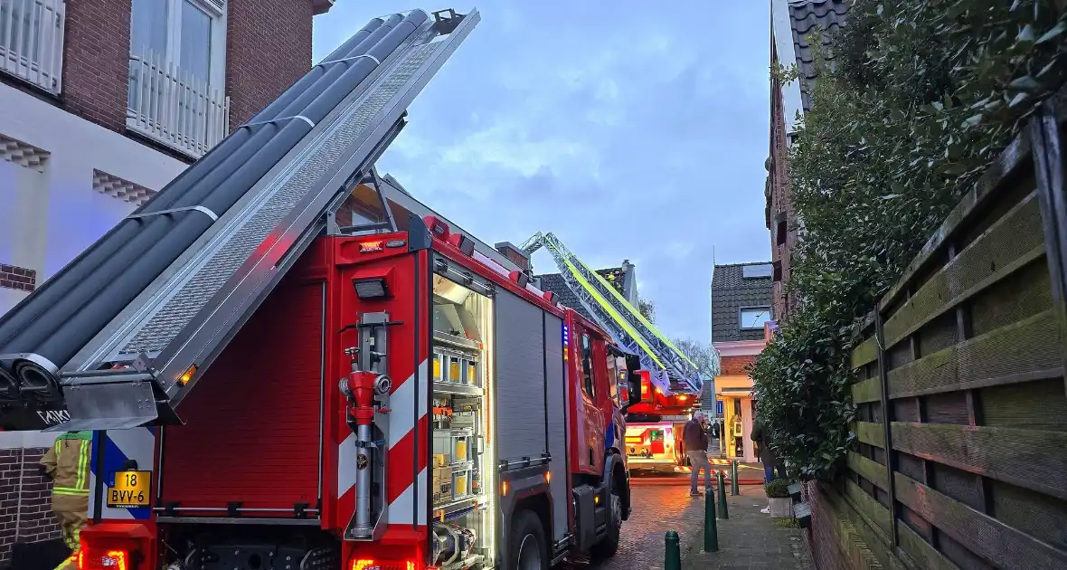 Brandweer ingezet voor brand woning met rietendak - Foto 3