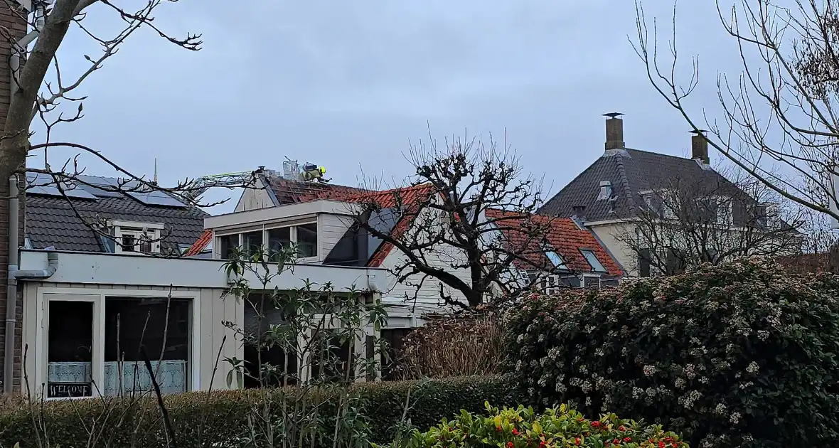 Brandweer ingezet voor brand woning met rietendak - Foto 4