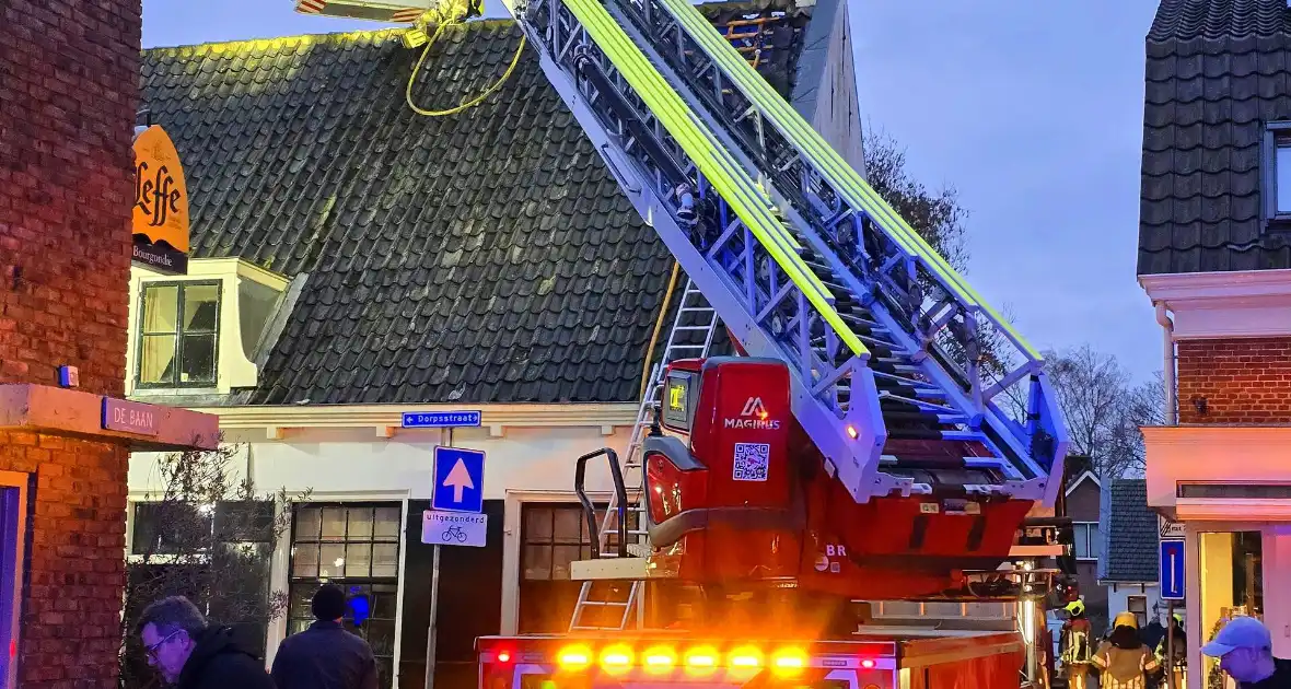 Brandweer ingezet voor brand woning met rietendak - Foto 5