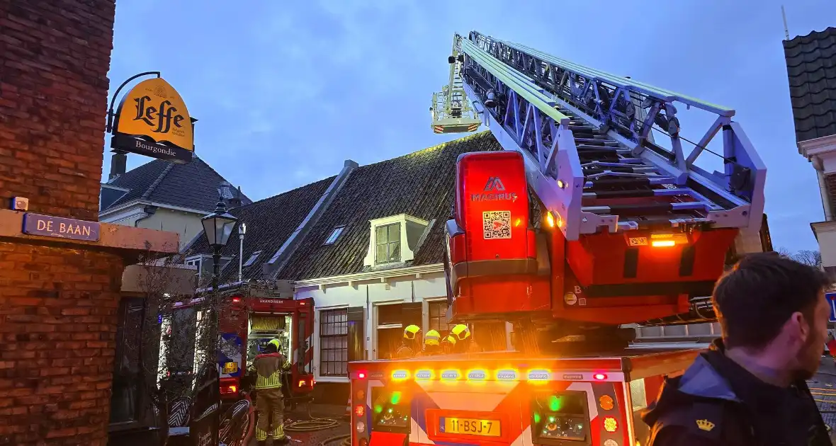 Brandweer ingezet voor brand woning met rietendak - Foto 6