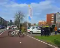 Fatbiker botst op personenauto en komt ten val