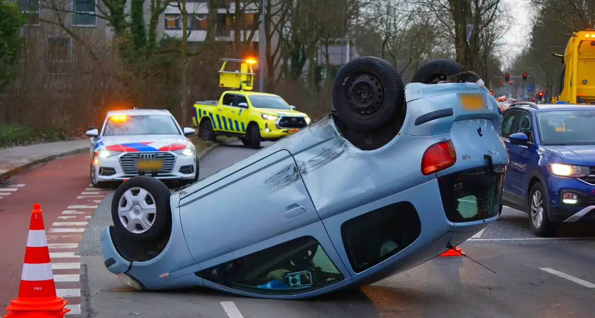 Auto belandt op kop bij aanrijding