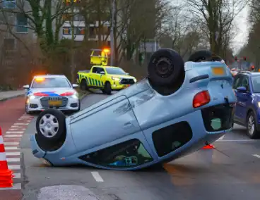 Auto belandt op kop bij aanrijding