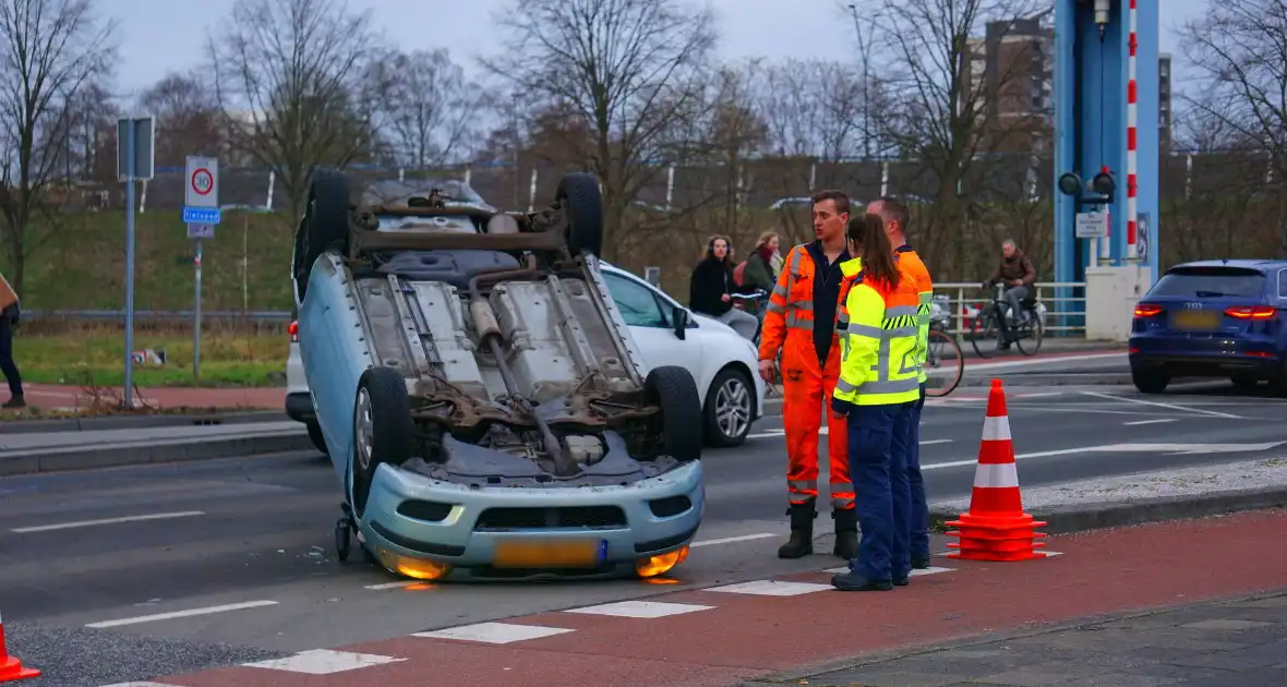 Auto belandt op kop bij aanrijding - Foto 1
