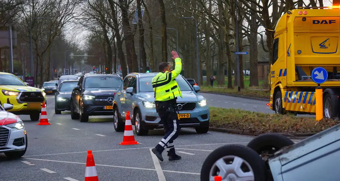 Auto belandt op kop bij aanrijding - Foto 2