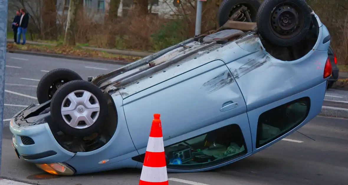 Auto belandt op kop bij aanrijding - Foto 3