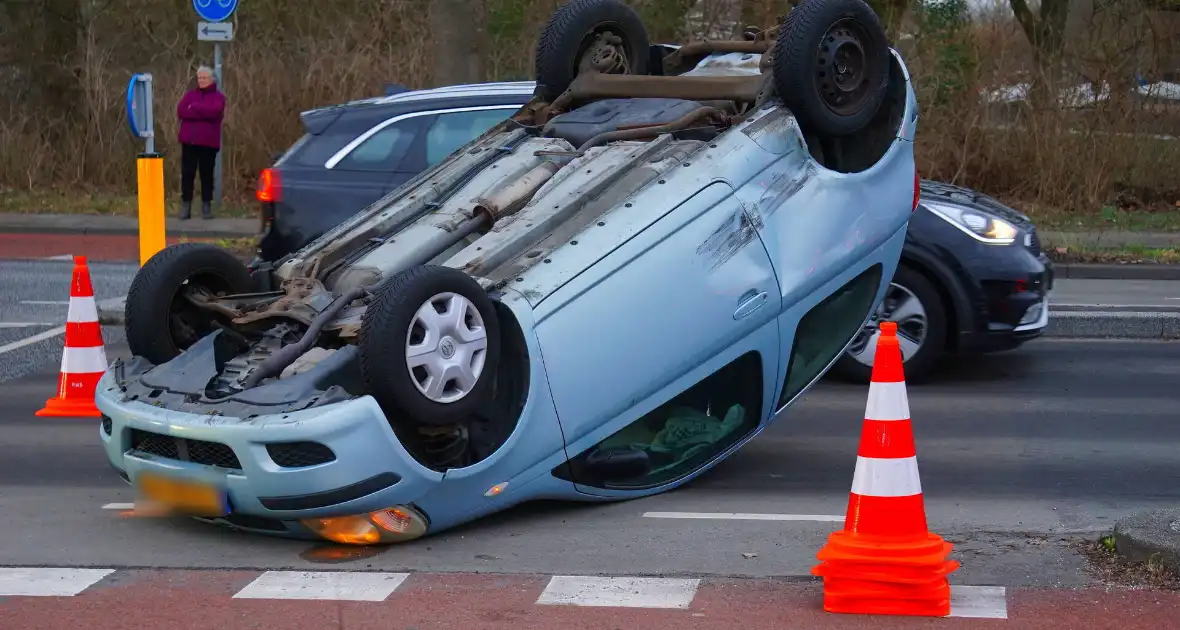 Auto belandt op kop bij aanrijding - Foto 4