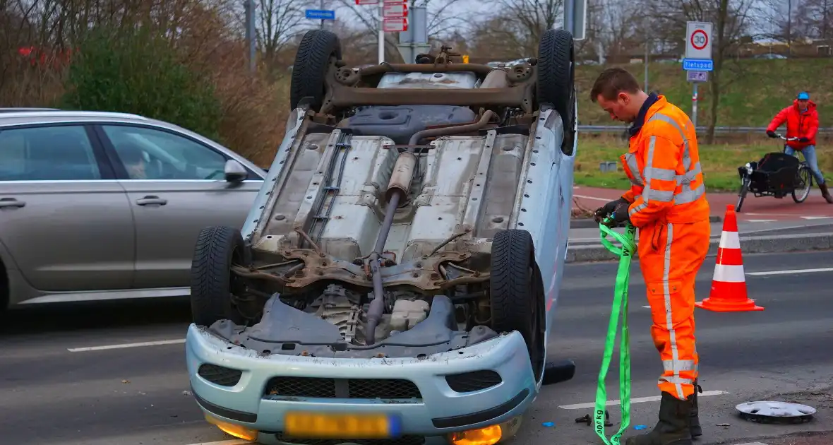 Auto belandt op kop bij aanrijding - Foto 5