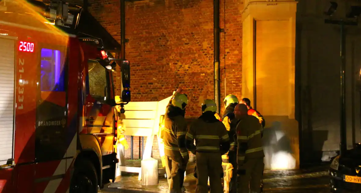 Brandweer groots ingezet voor mogelijke brand in kerk - Foto 5