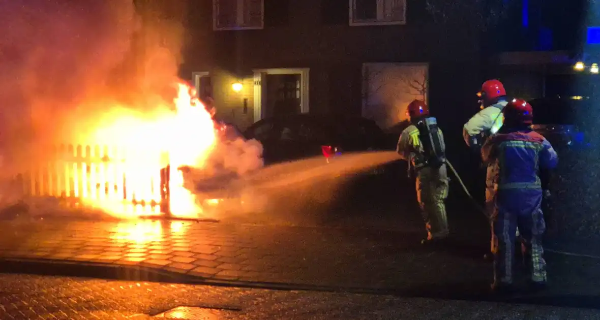 Brandstichting op oprit, auto gaat in vlammen op