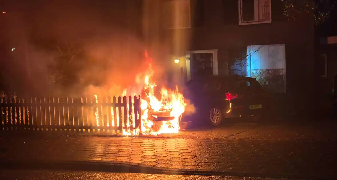 Brandstichting op oprit, auto gaat in vlammen op - Foto 10