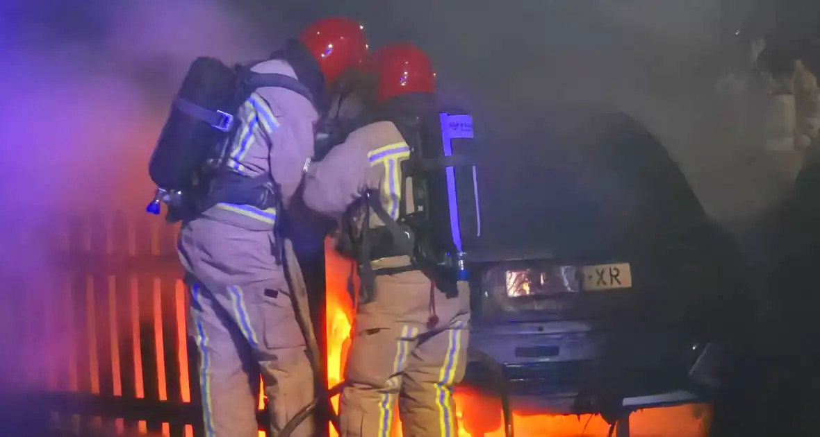 Brandstichting op oprit, auto gaat in vlammen op - Foto 3