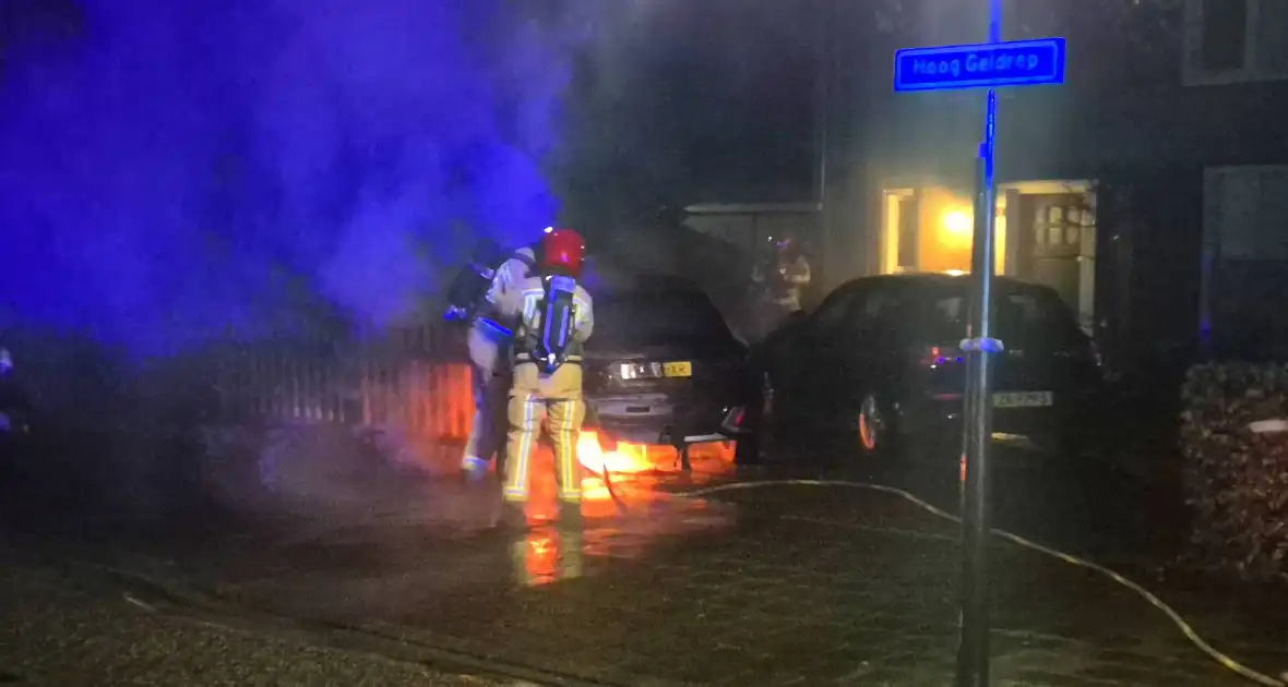 Brandstichting op oprit, auto gaat in vlammen op - Foto 4