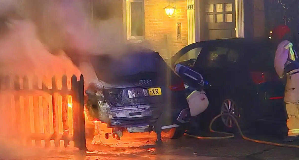 Brandstichting op oprit, auto gaat in vlammen op - Foto 5