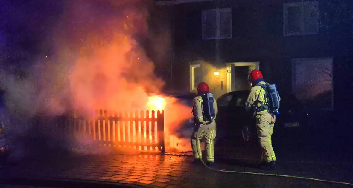 Brandstichting op oprit, auto gaat in vlammen op - Foto 8