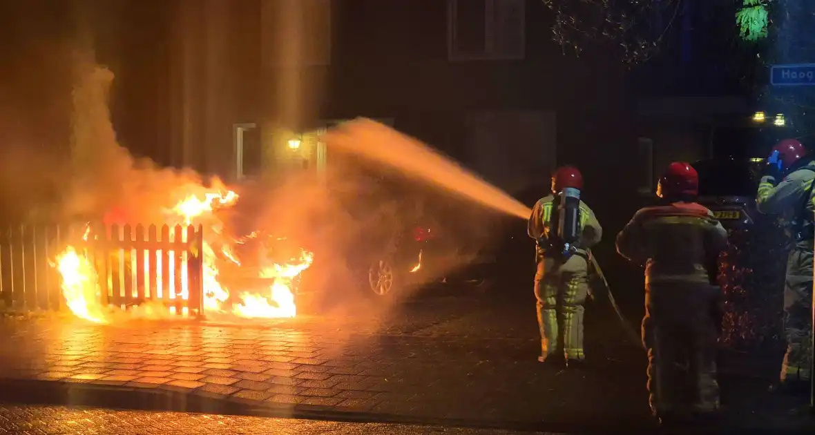 Brandstichting op oprit, auto gaat in vlammen op - Foto 9