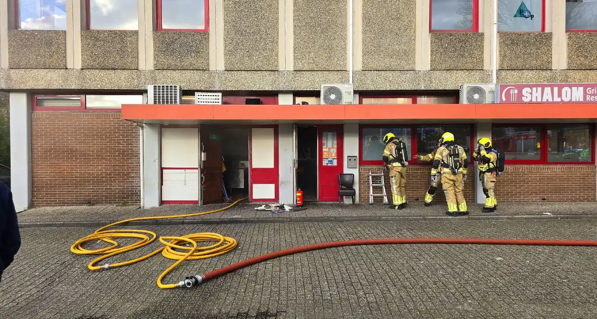 Brand in restaurant zorgt voor grote inzet van brandweer - Foto 8
