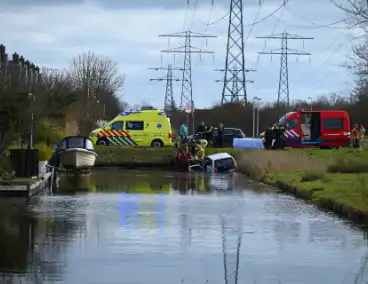 Brandweer haalt persoon uit te water geraakte auto