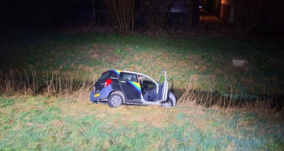Dronken automobilist belandt onderaan dijk