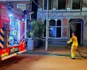 Rookwolken trekken over stad door zeer grote brand