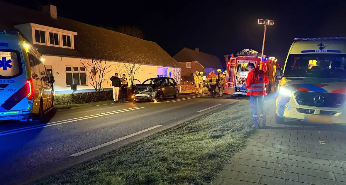 Frontale aanrijding leidt tot gewonden - Foto 11