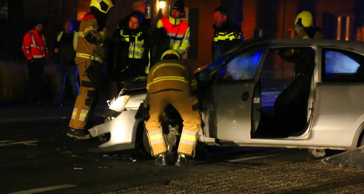 Frontale aanrijding leidt tot gewonden - Foto 4