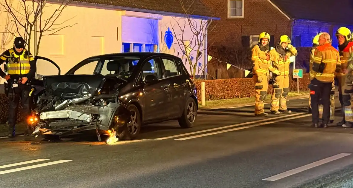 Frontale aanrijding leidt tot gewonden - Foto 9