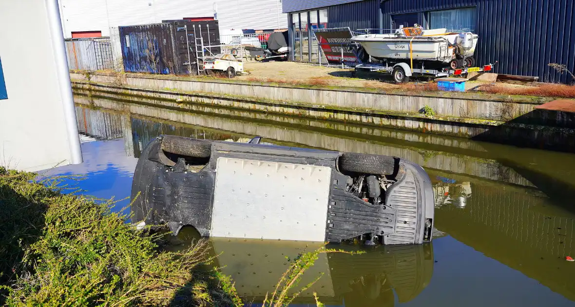 Automobilist raakt met voertuig te water - Foto 1