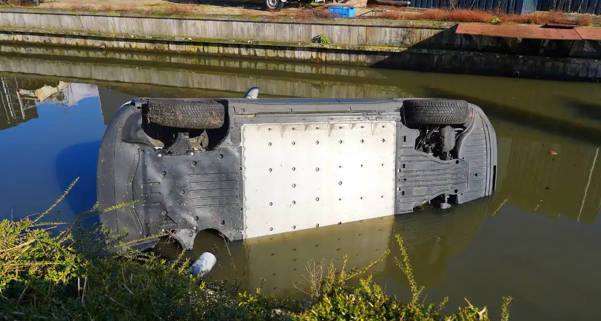 Automobilist raakt met voertuig te water - Foto 2