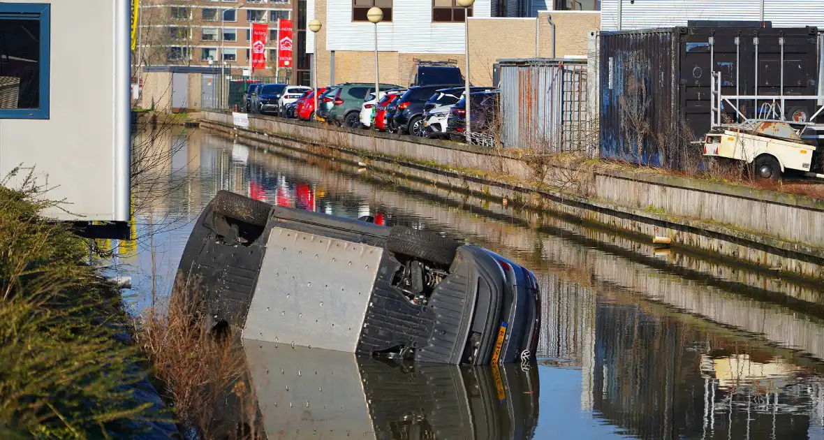 Automobilist raakt met voertuig te water - Foto 3