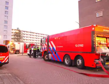 Brandweer ingezet voor grote brand in flatgebouw