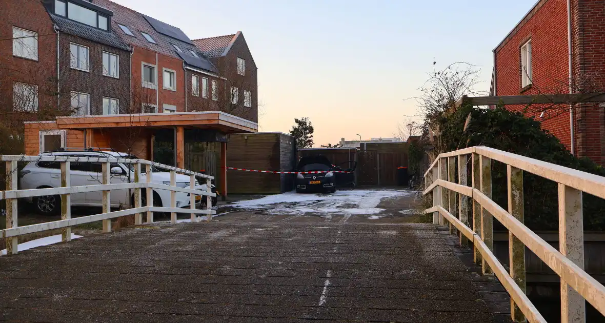 Brand in auto verspreidt naar schuur