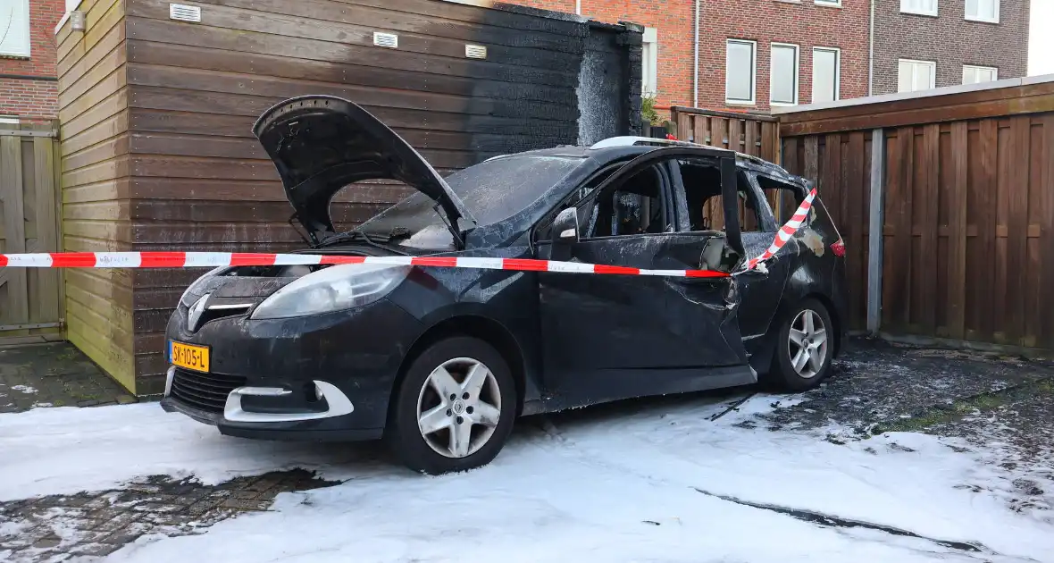 Brand in auto verspreidt naar schuur - Foto 10