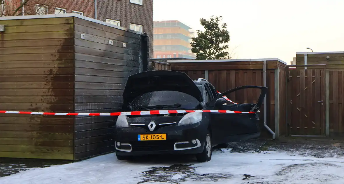 Brand in auto verspreidt naar schuur - Foto 11