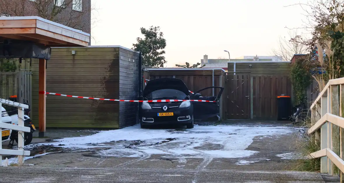 Brand in auto verspreidt naar schuur - Foto 12