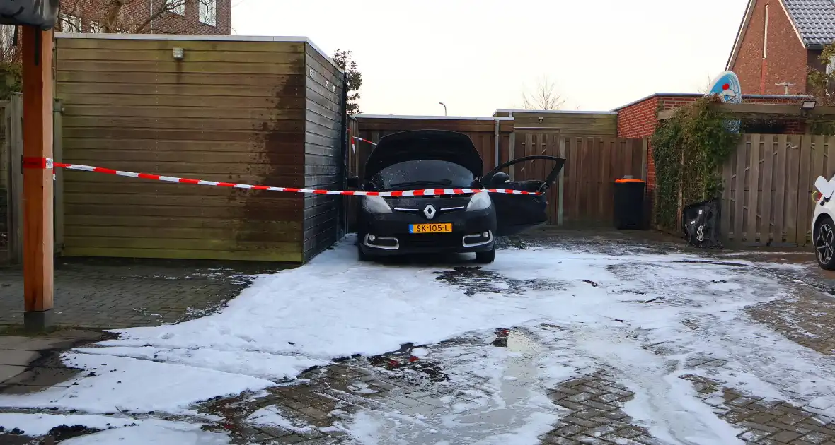 Brand in auto verspreidt naar schuur - Foto 2