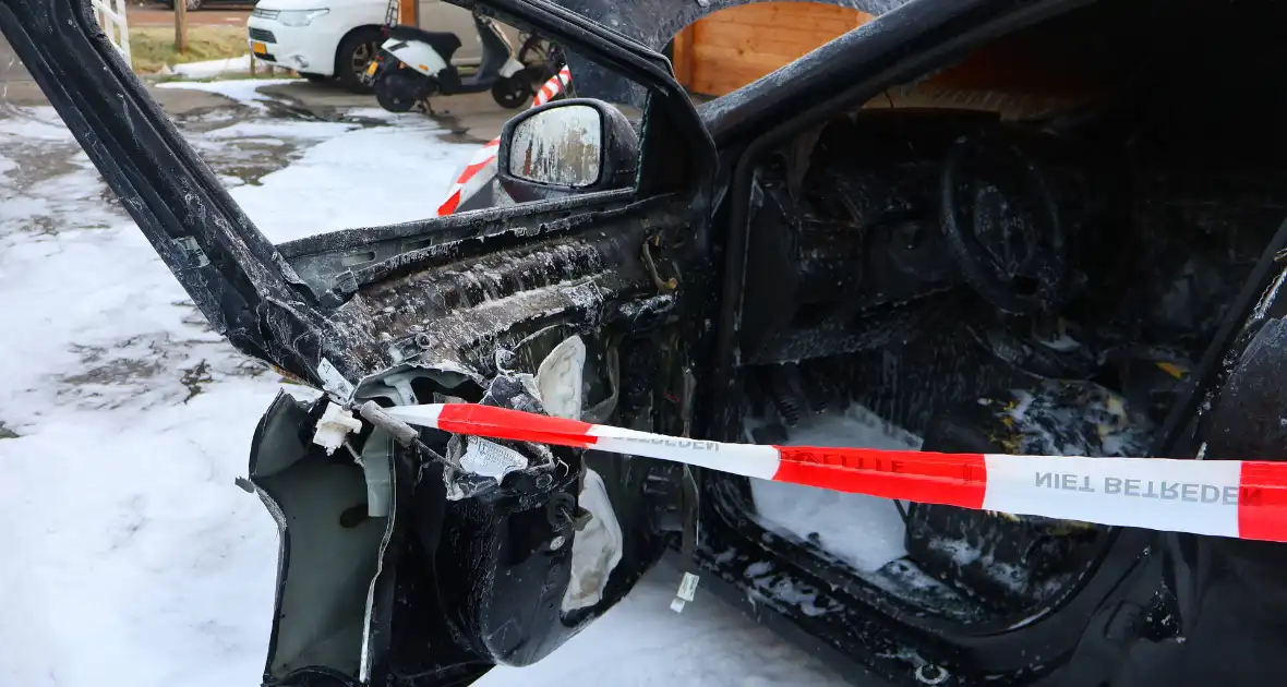 Brand in auto verspreidt naar schuur - Foto 4