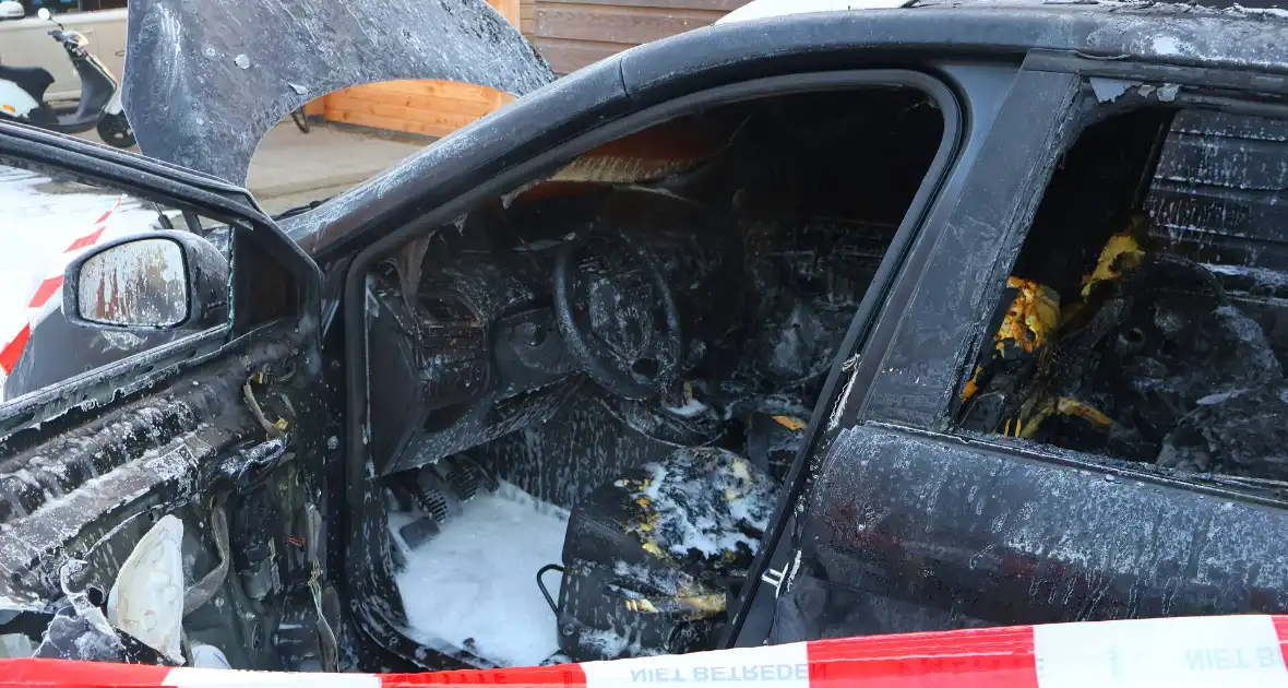 Brand in auto verspreidt naar schuur - Foto 5