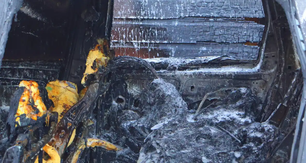 Brand in auto verspreidt naar schuur - Foto 6