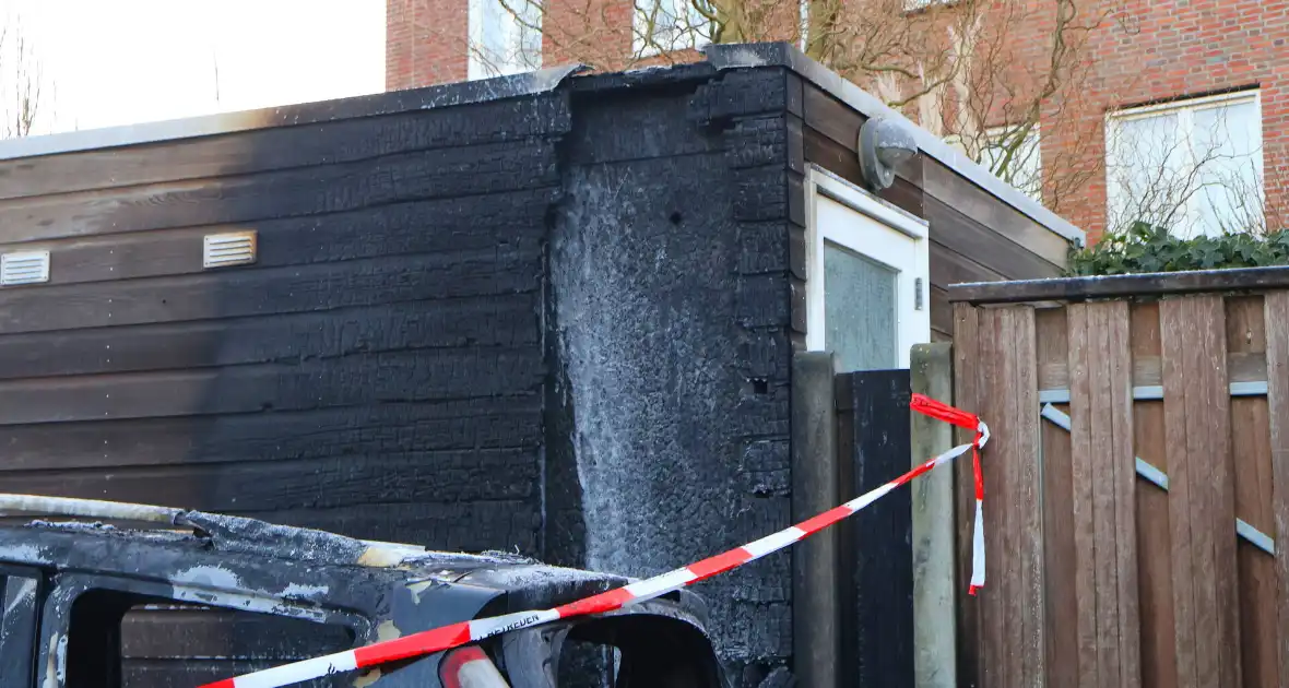Brand in auto verspreidt naar schuur - Foto 7