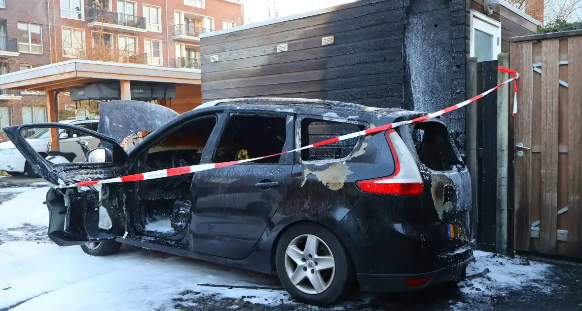 Brand in auto verspreidt naar schuur - Foto 8