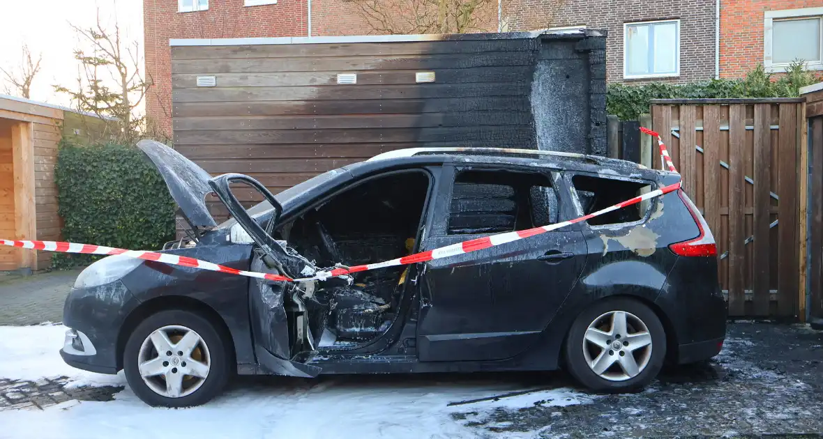 Brand in auto verspreidt naar schuur - Foto 9