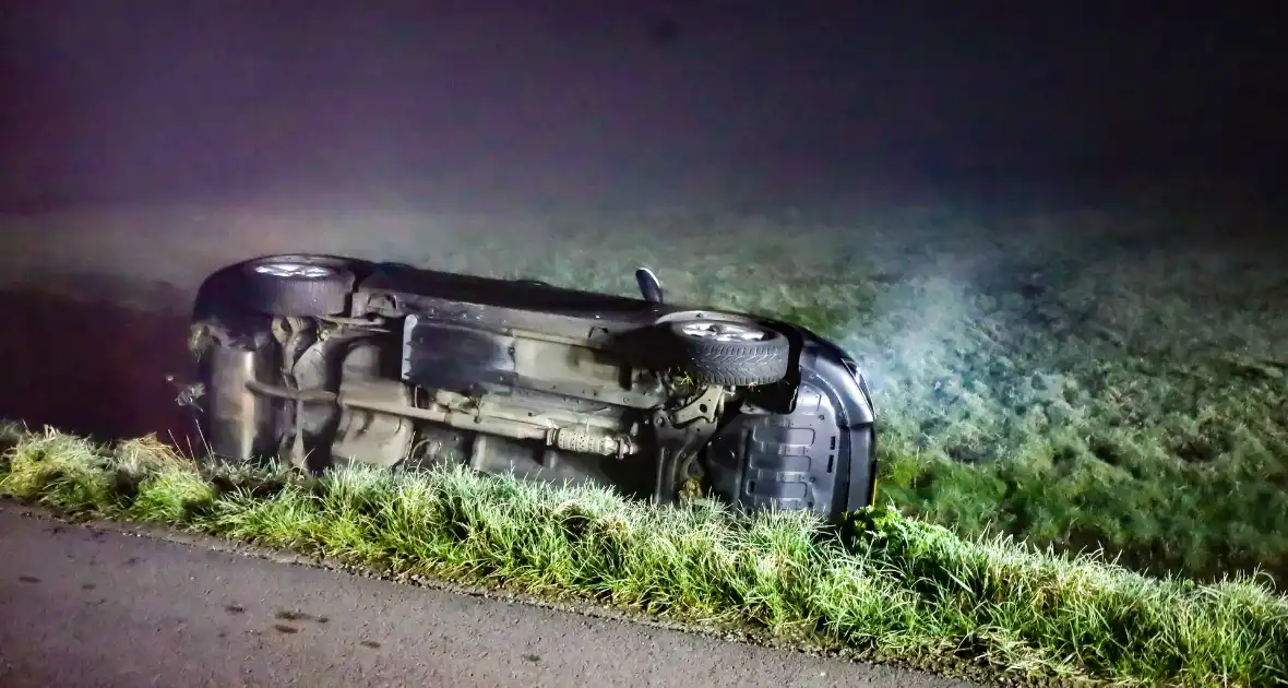 Auto belandt in sloot na mistig ongeluk
